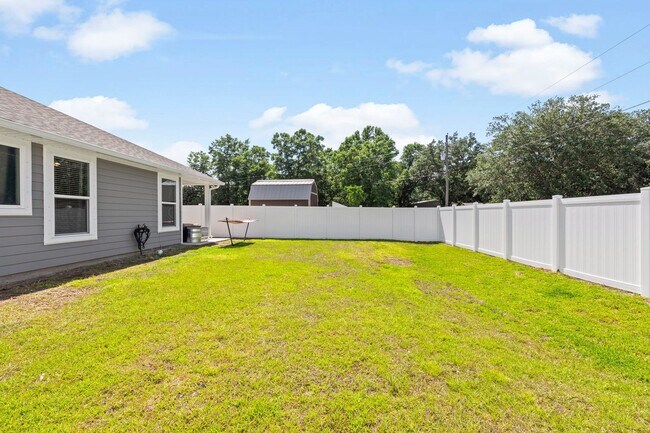 Building Photo - Freeport/Niceville Beauty!