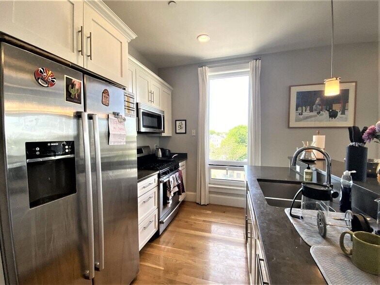 Building Photo - 168 Hampshire St