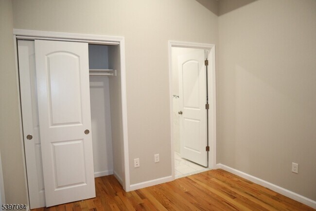 Building Photo - 154 Garside St