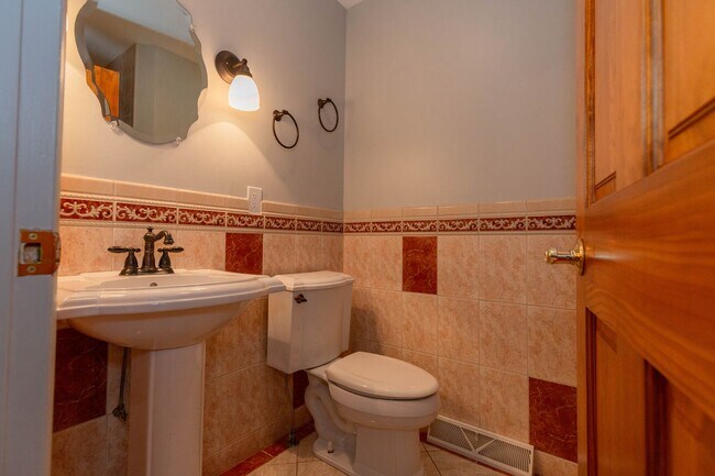 Building Photo - 4 Bed, 3, Bath Single Family Home in Ranson, WV