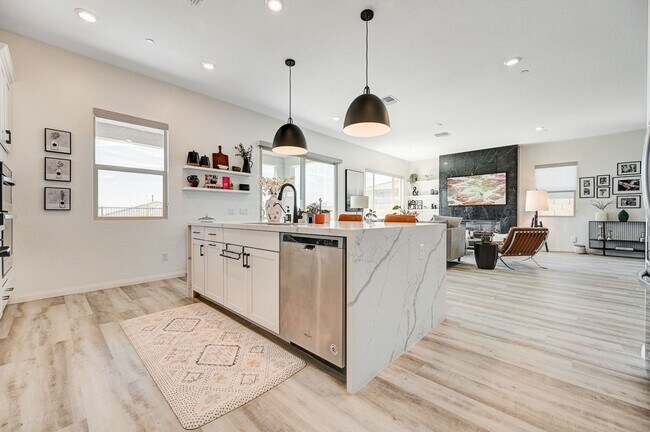 Building Photo - Stunning Fully Furnished 5-Bedroom Home in...