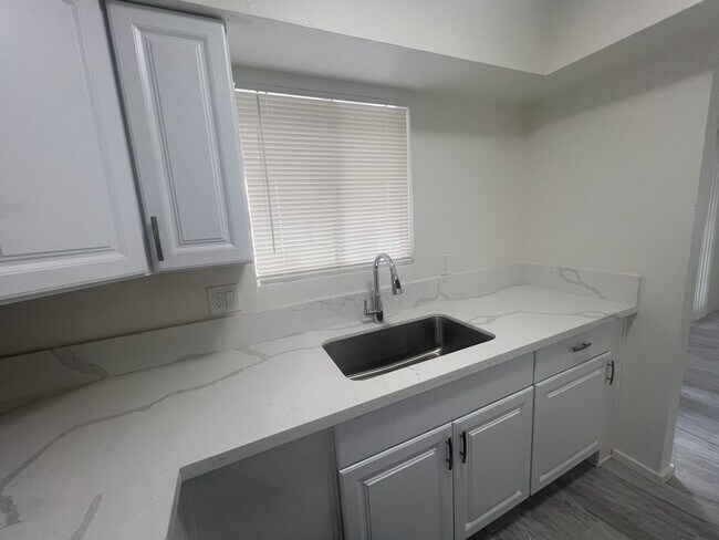 Building Photo - 535 E Jacinto St