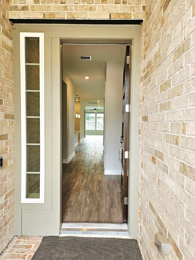Building Photo - 15822 Pilot Knob Dr