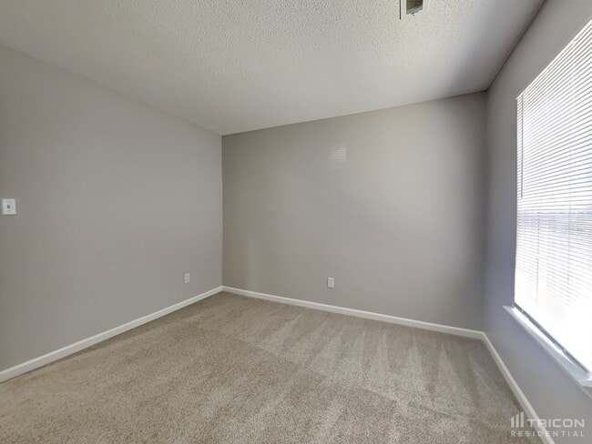 Building Photo - 7008 Breeders Cup Cir