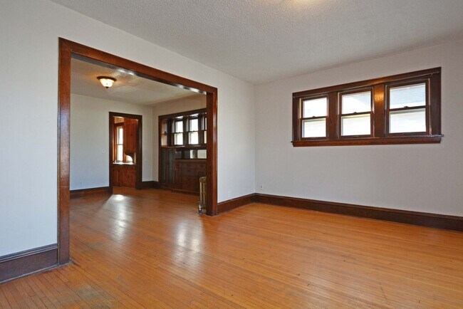 Building Photo - 3029-3031 Chicago Ave