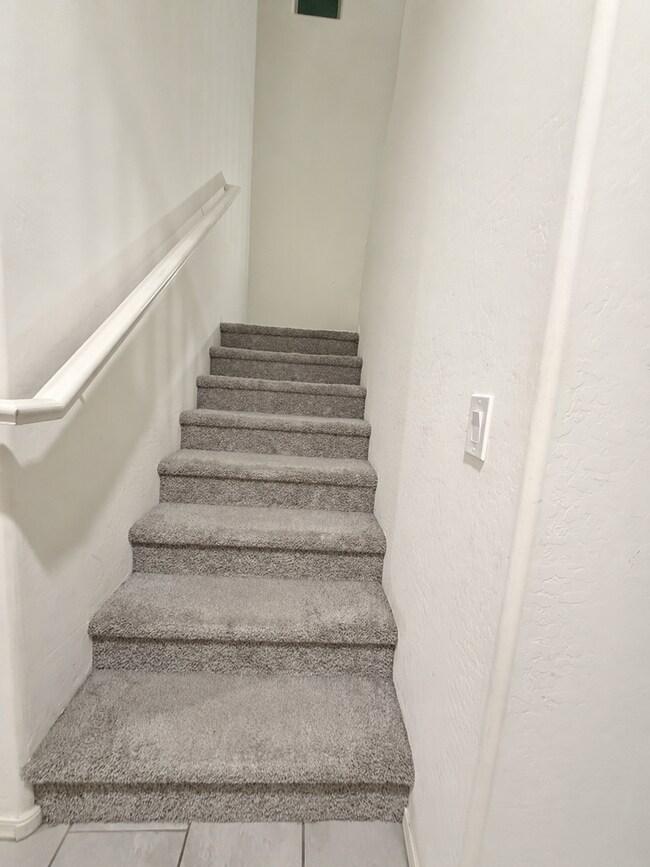 Building Photo - 3 bedroom 3 bath Home