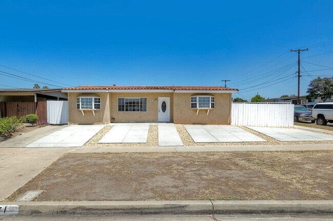 Building Photo - Three bedroom two bath home- fenced yard! - Castle Park