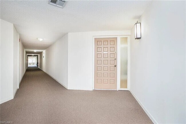 Building Photo - 955 Palm View Dr