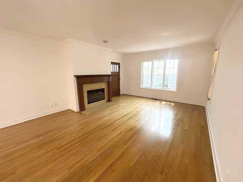 Building Photo - 618 1/2 N Beachwood Dr