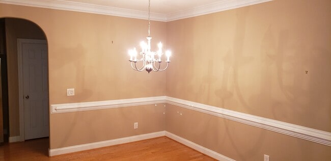 Building Photo - 315 St Nicholas Trail