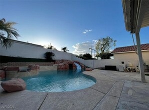 Building Photo - 2289 Surrey Meadows Ave