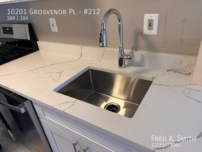 Building Photo - 10201 Grosvenor Pl