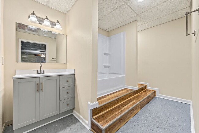 Building Photo - 129a McWhirter Pl