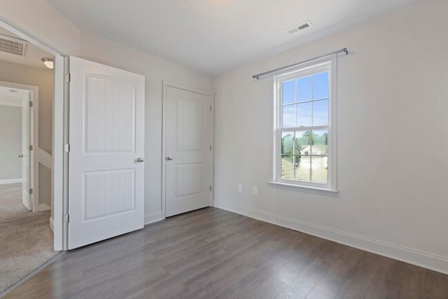 Building Photo - Close to Air Station/Camp Lejeune