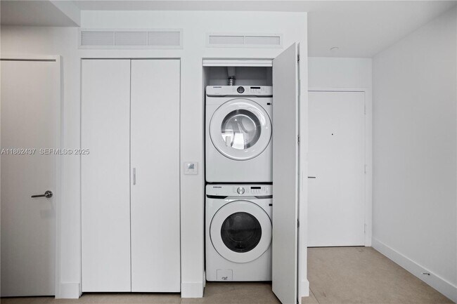 Building Photo - 700 NE 24th St