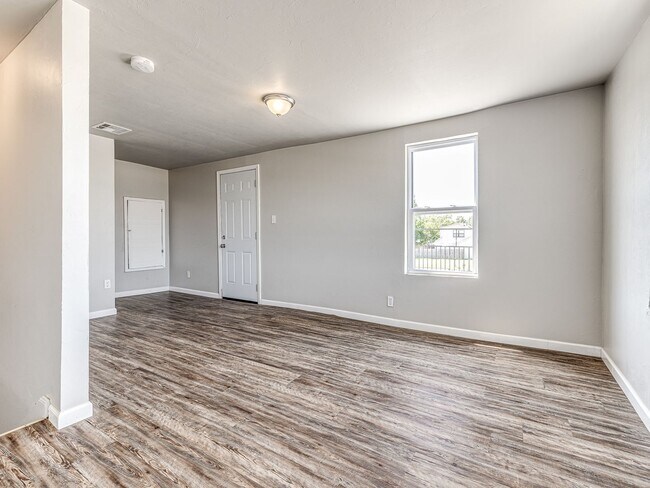 Building Photo - Charming Home + Balcony + Centrally Located in OKC + 3 bedrooms