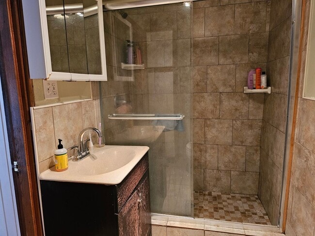 Building Photo - 4 bedroom House Close to U of M! Leasing f...