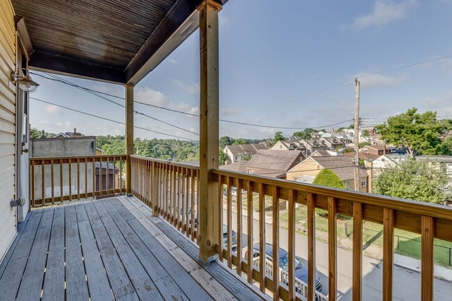 Building Photo - Available MAY 2026 - Beautiful 2 bedroom home in Mt Washington!