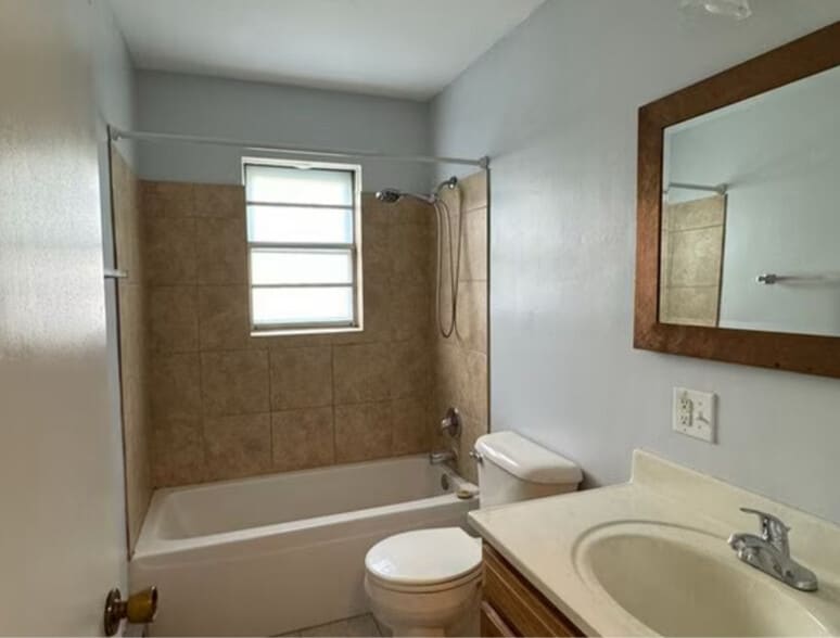 Building Photo - 2301 W Lawrence Ave