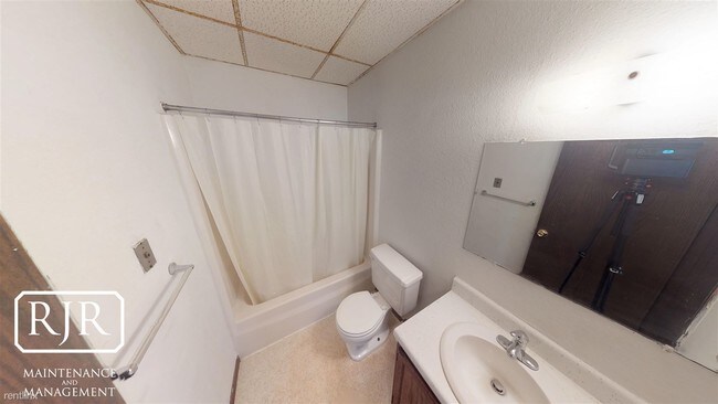 Building Photo - 2 br, 1 bath Apartment - 104 6th St NE Apt 2