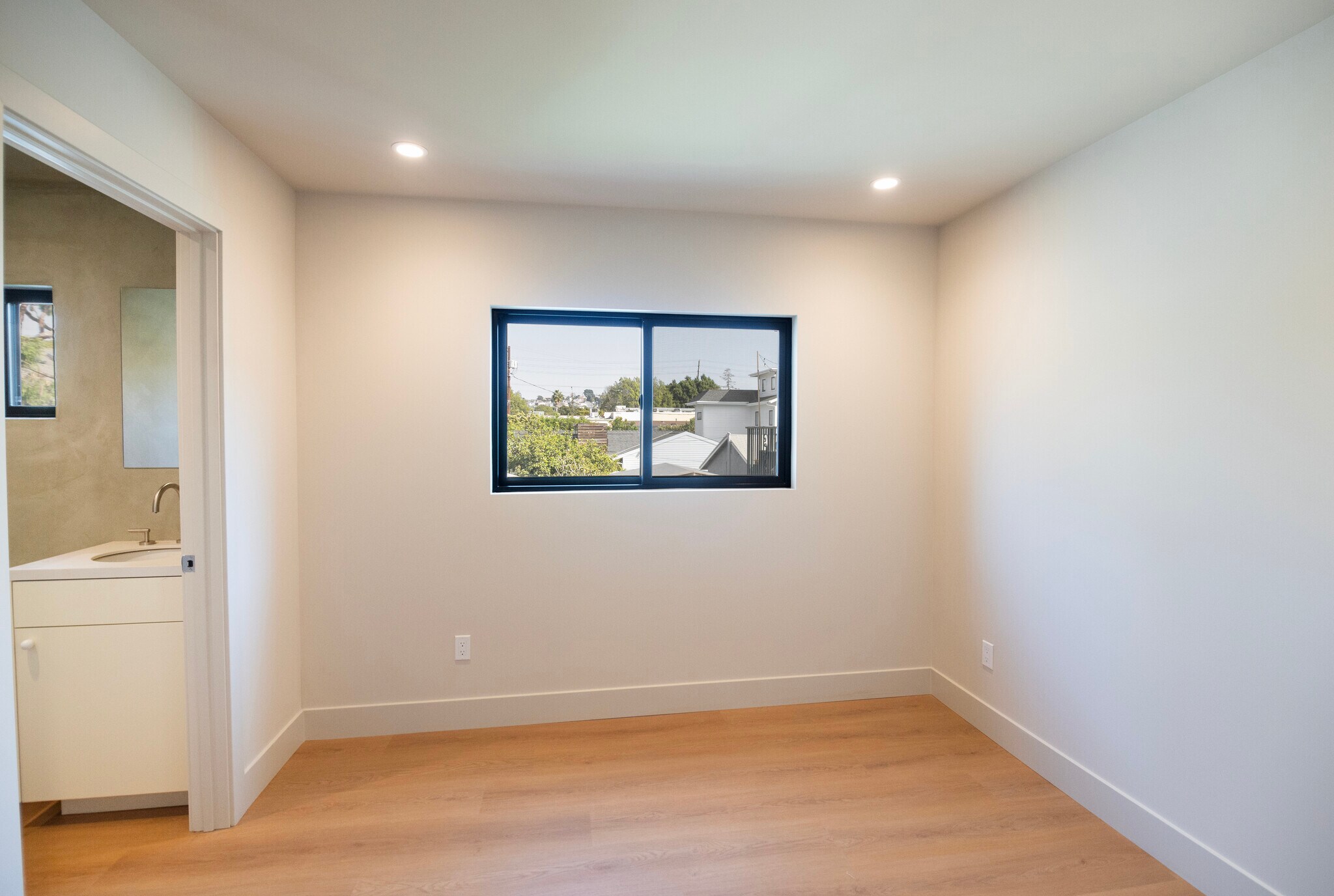 Building Photo - 4541 1/2 Melbourne Ave