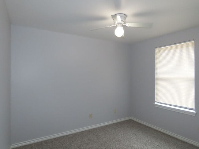 Building Photo - Whitehouse ISD -3 Bedroom, 2 Bath Duplex