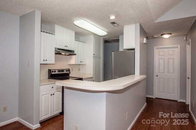 Building Photo - 408 Lytton St