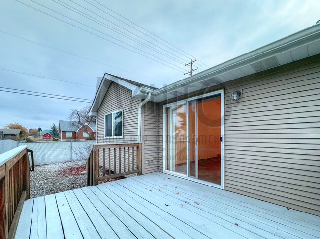 Building Photo - Immaculately Kept Valley Duplex