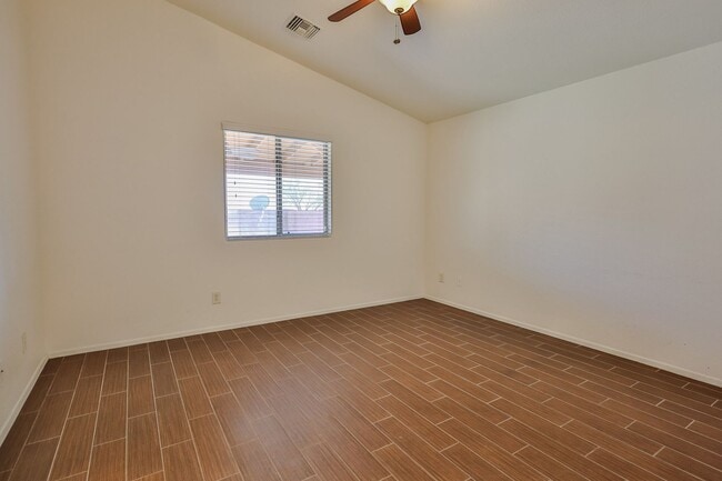 Building Photo - 3 Bedroom 2 Bathroom
