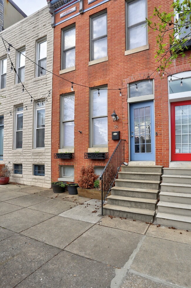 Building Photo - (2BD/1.5BA) Fabulous Patterson Park Townhome