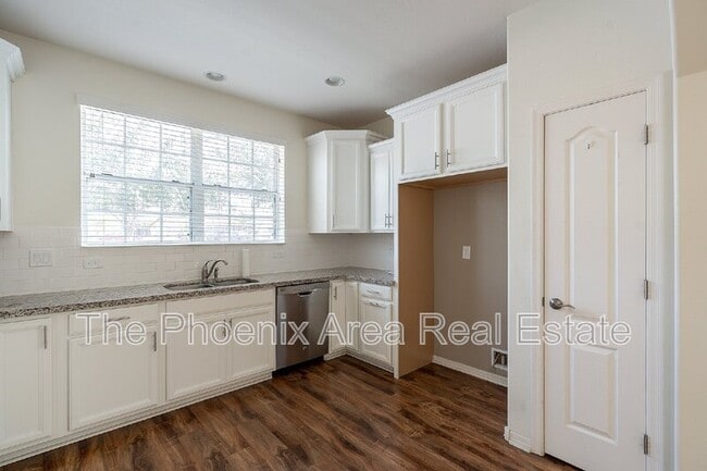 Building Photo - 1055 S Reber Ave