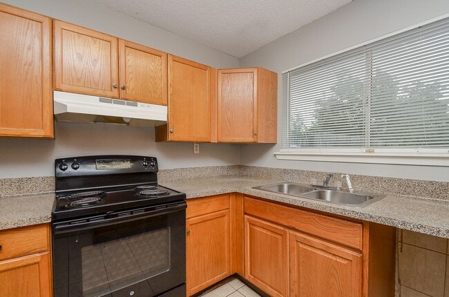 Building Photo - Property available in Old River Manor