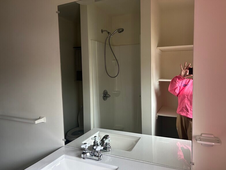 Building Photo - 2 Romeyn Ave