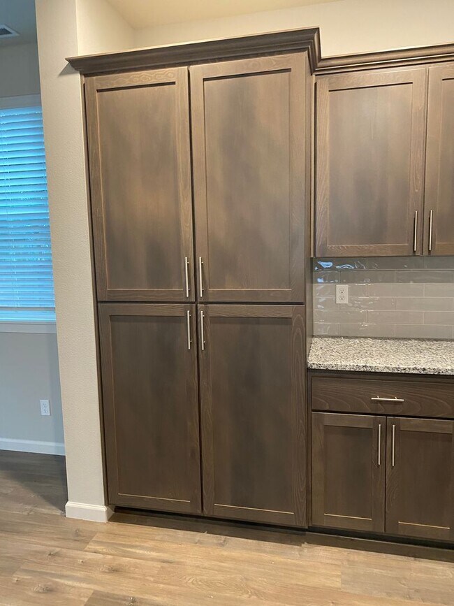 Building Photo - AVAILABLE NOW!!! 4BD/3BA - Pet friendly + Fenced Yard & Washer/Dryer Included - Great South Locat...