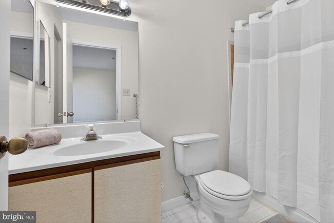 Building Photo - 4950 Columbia Rd