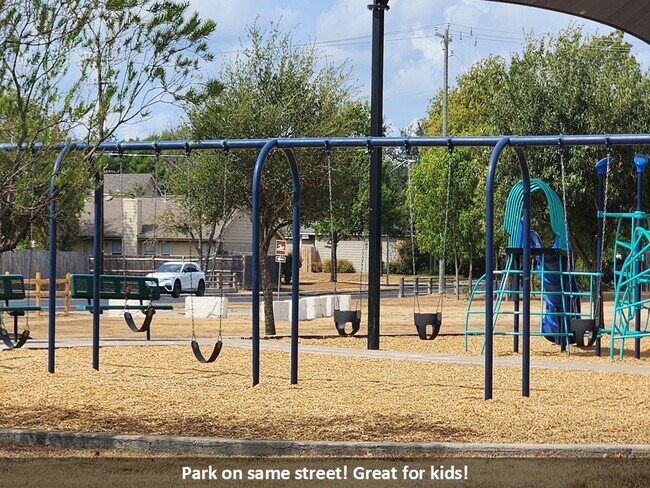 Building Photo - 17204 Ardisia Dr