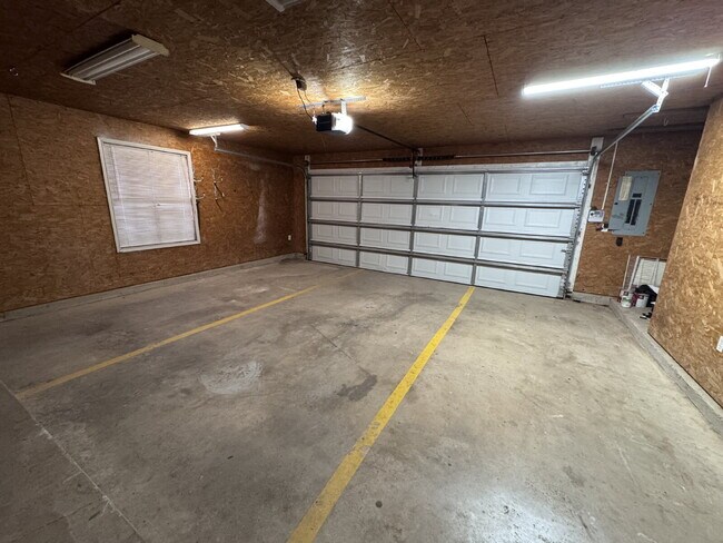 Building Photo - Beautiful Home Outside of City Limits!