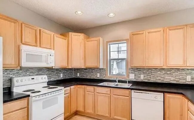 Building Photo - Modern Comfort & Convenience in Plymouth f...