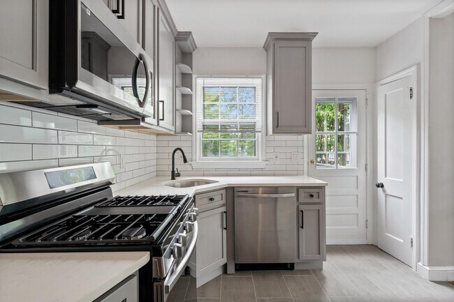 Building Photo - 1122 Lower Ferry Rd