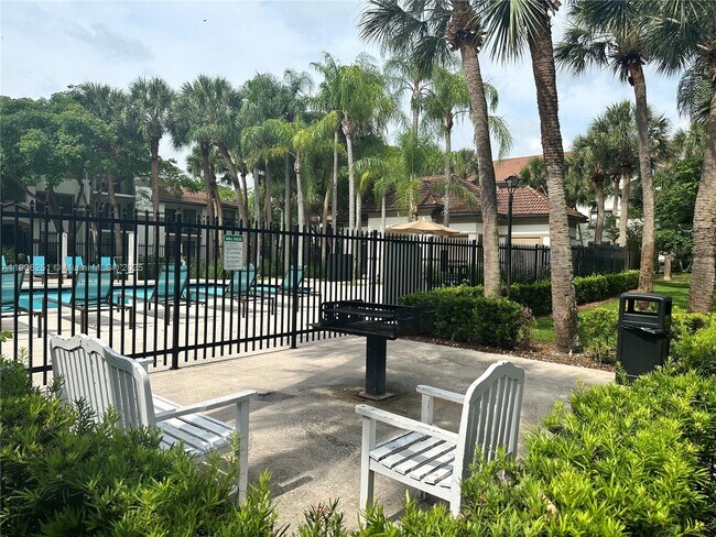 Building Photo - 650 S Park Rd