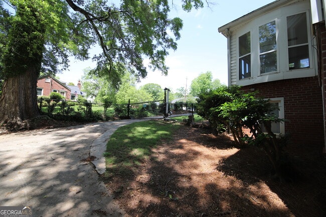 Building Photo - 114 College Ave