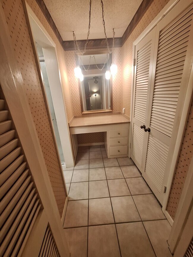 Building Photo - Spacious 3 bedroom, 2 bath