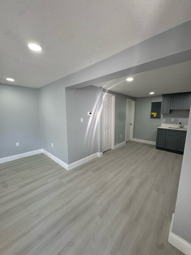 Building Photo - 3402 9th Ave W