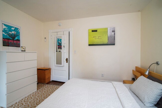 Building Photo - R0441