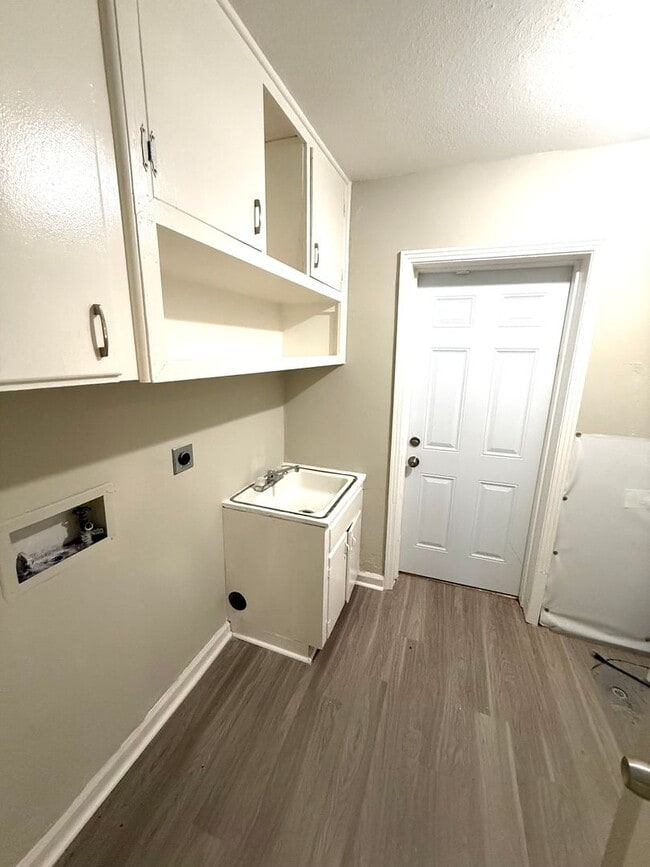 Building Photo - **5 Bedroom 3 bath located in Forest Hills...