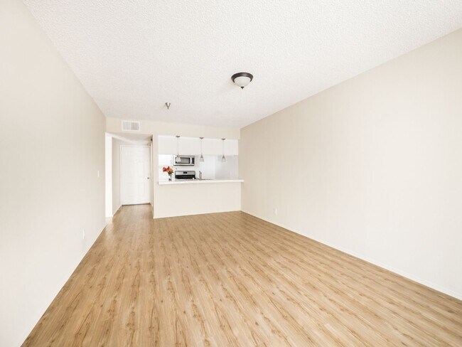 Interior Photo - 400-420 N. Oakland Ave