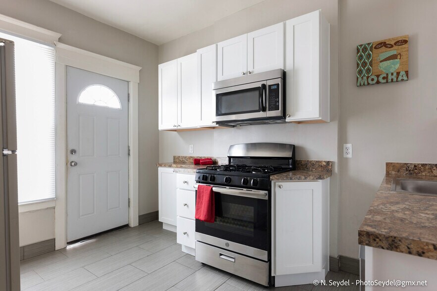 Kitchen - 865 Blaine St