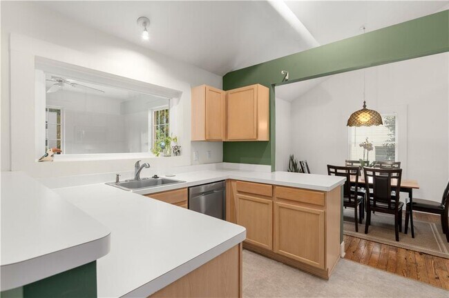 Building Photo - 2035 Manchester St NE