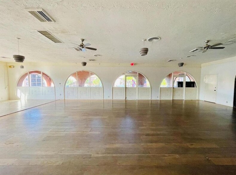 Building Photo - 660 Tennis Club Dr