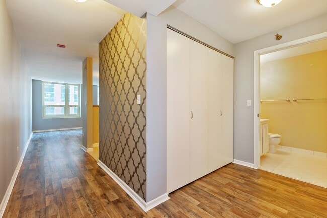 Building Photo - 345 N La Salle Dr